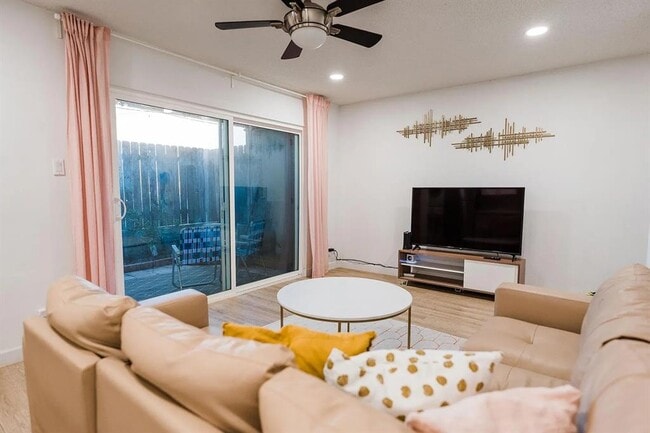 Photo - 2600 Penny Ln Unidad 112