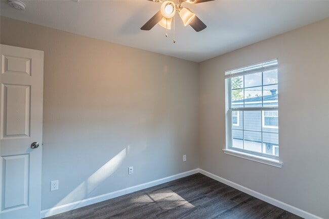 Building Photo - 3102 Wentworth St Unit 04