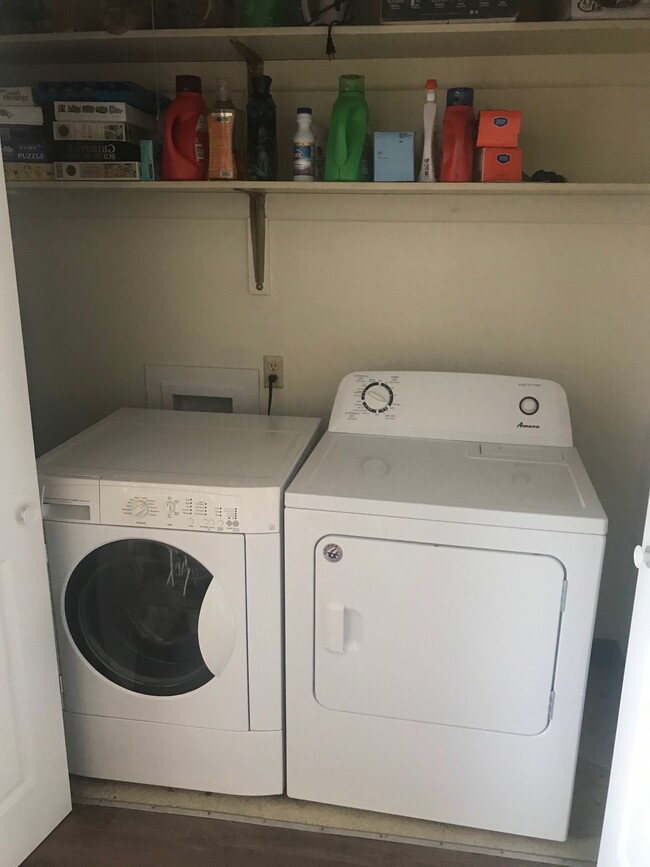 Lavadora/secadora en la unidad - 702 N Cory St Unidad 702