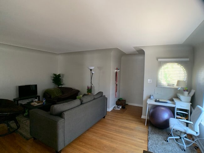 Photo - 727 Clermont St