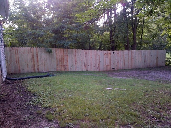 Building Photo - 2 bedroom/1 bath - Available Now Rental