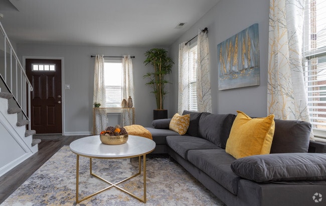 2BR, 1BA - 940 SF