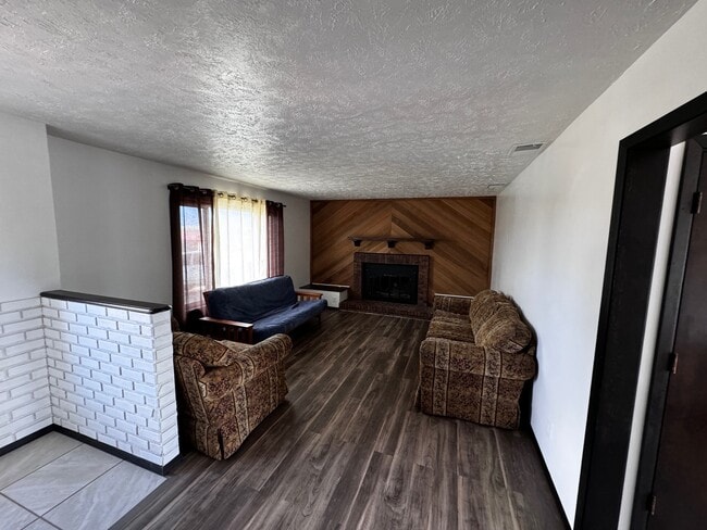 Photo - 1040 Jade Dr