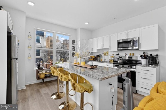 Photo - 2352 W Thompson St Unit 2F