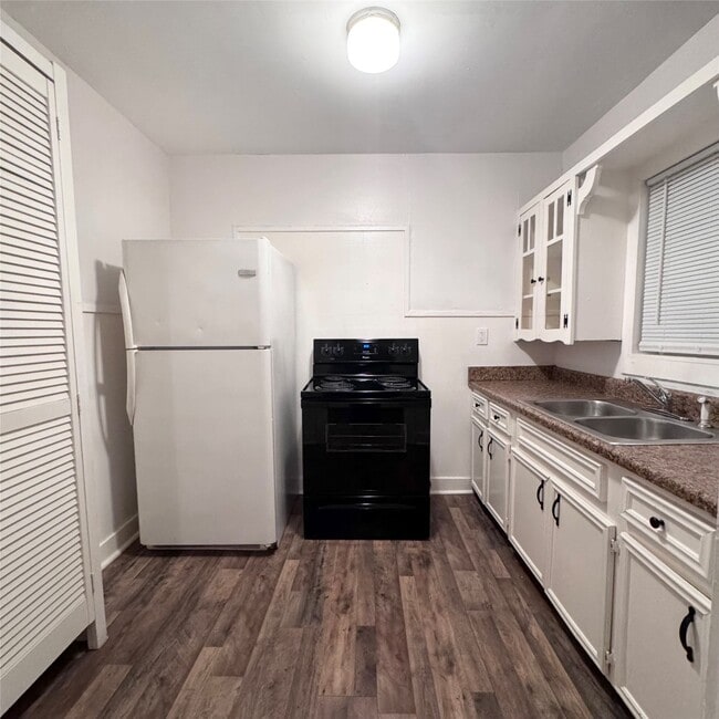 Photo - 215 S Commerce St