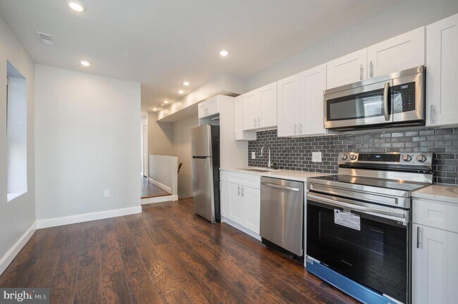 Photo - 1135 W Somerset St Unit B