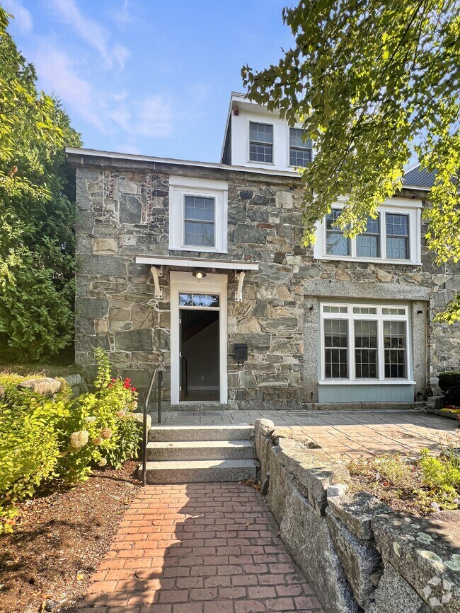 Rentals with a Fireplace near Brentwood NH 4 Rentals