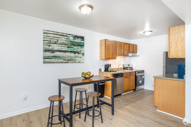 1BR, 1BA - 772SF - Dining/Kitchen