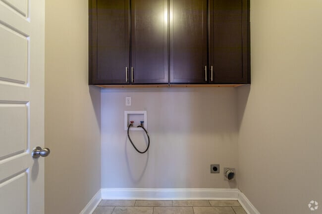 4BD, 2.5BA - 2000 SF - Laundry Room