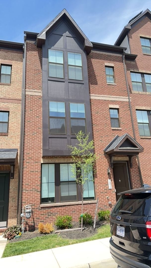 Building Photo - Beautiful contemporary TH in desirable North Hill