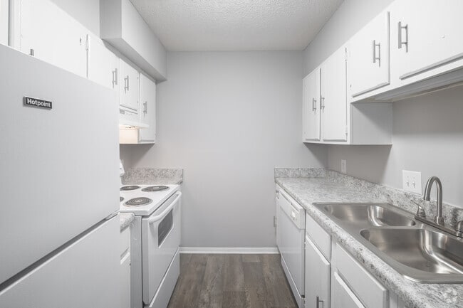1BR, 1BA - 880SF - Kitchen