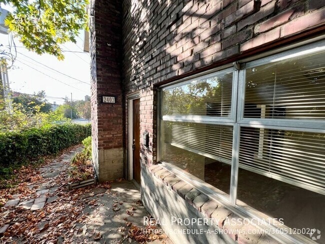 Building Photo - 2403 W Lynn St Rental