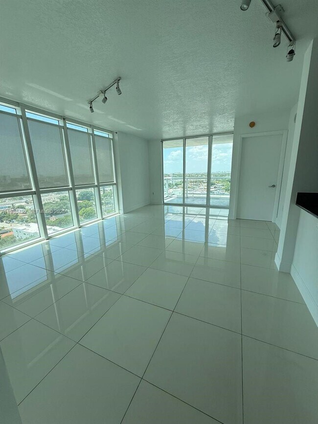 Building Photo - 1871 NW S River Dr Unit 1503