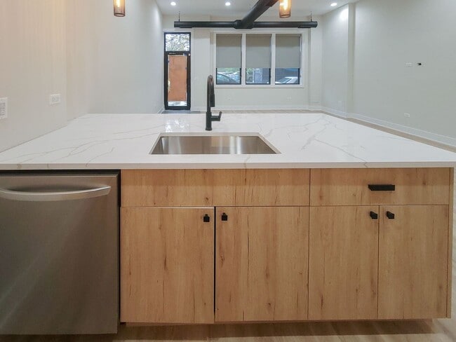 Photo - 3829 N Southport Ave Unit 1