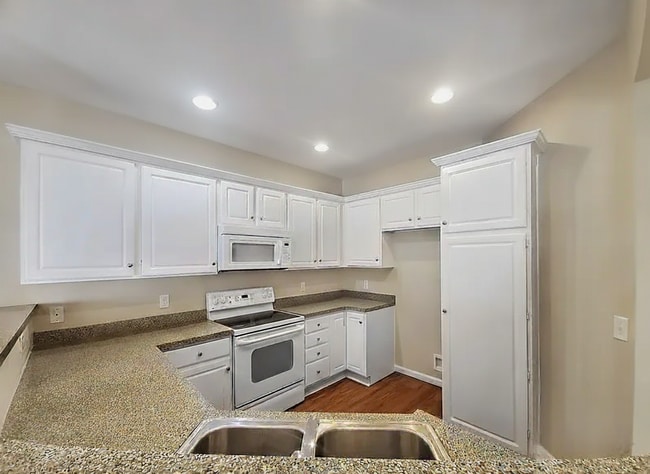 Photo - 412 Bridgewood Ct