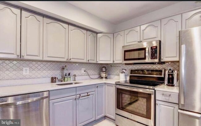 Building Photo - 2716 Glengyle Dr