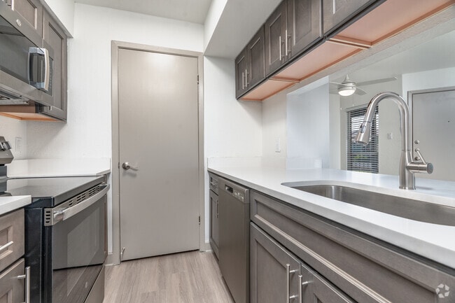 1BRm 1BA - 660SF - Kitchen - Coronado North Apartments