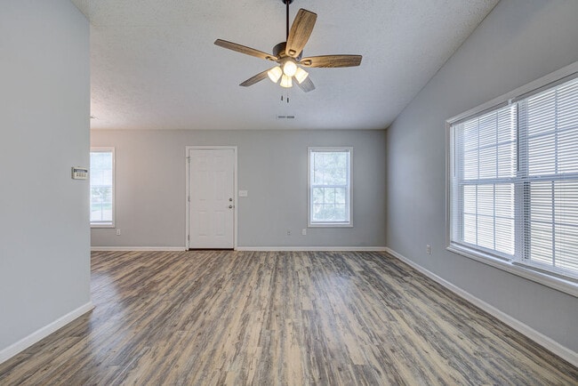 Photo - 617 Varsity Dr