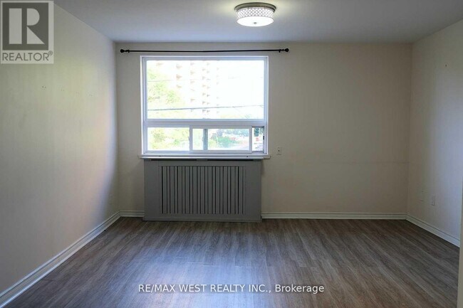 Photo - 4992b Dundas St W