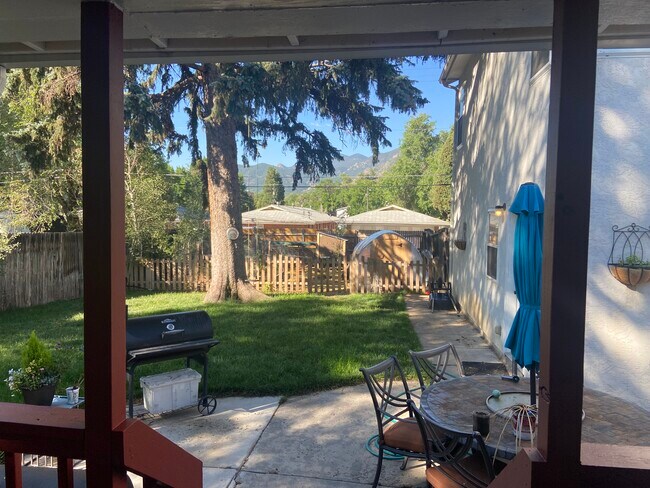 Patio trasero con zona de granja urbana en la parte trasera - 2921 W Platte Ave