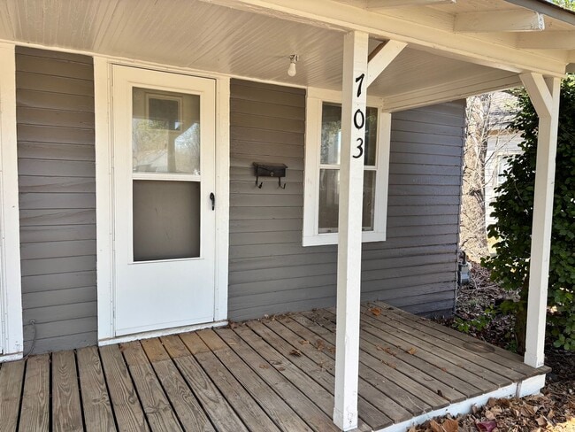 Building Photo - 2-Bedroom, 1-Bathroom Duplex with central heat and air