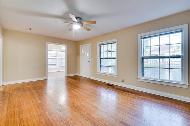 Photo - 1011 E 49th St