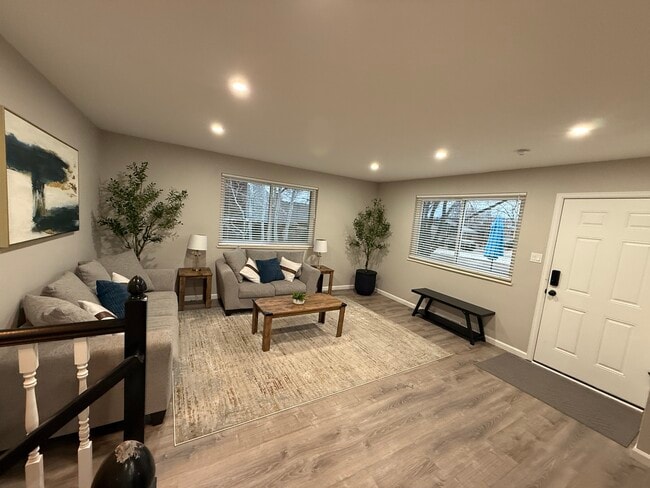 Sala de estar delantera - 5916 Newcombe Ct