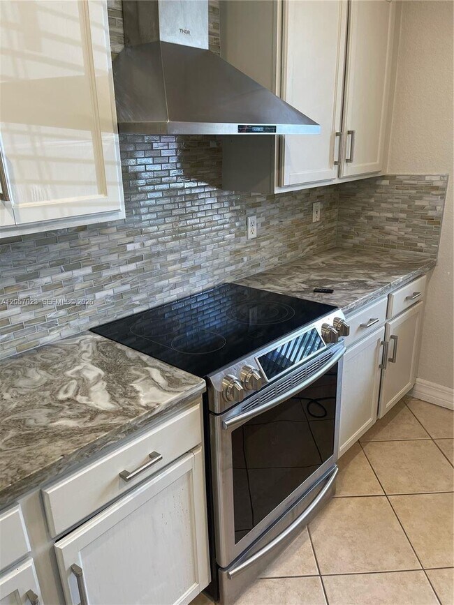 Building Photo - 2847 S Evergreen Cir