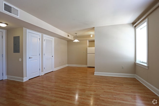 1BR, 1BA - 665 SF