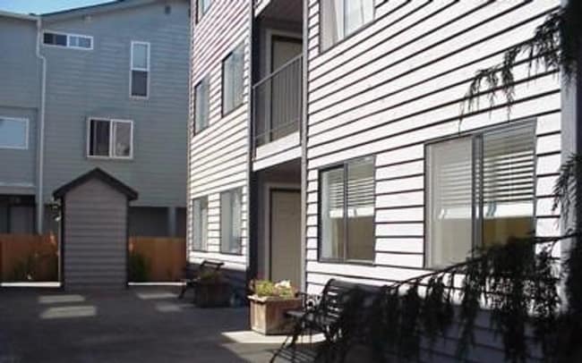 Building Photo - New Listing! 2-bed, 2-bath Condo!