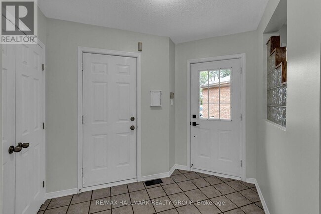 Photo - 146 College Cir