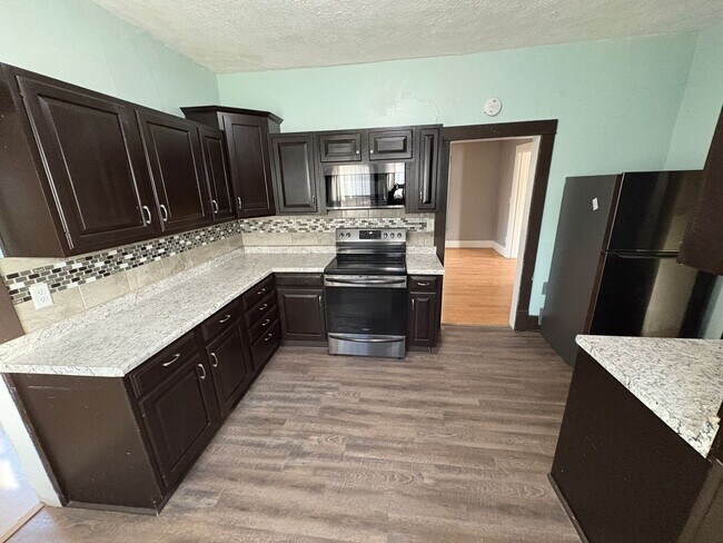 Photo - Spacious Home with Huge Backyard, Laundry included