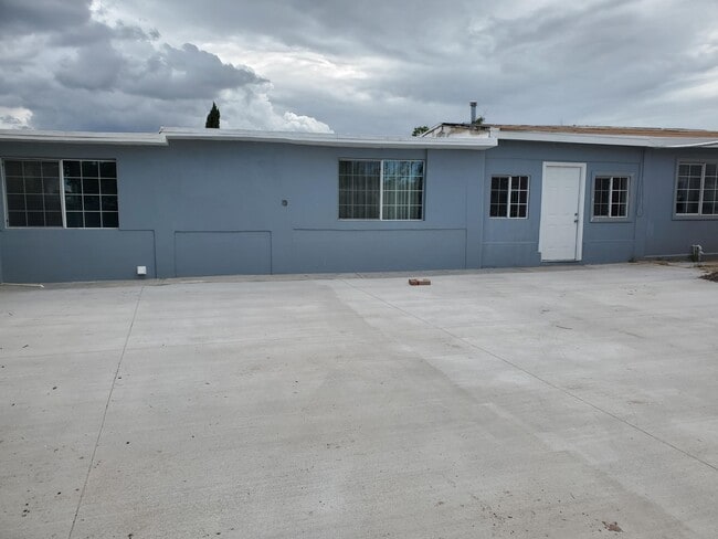Building Photo - 14565 Hendrik Dr