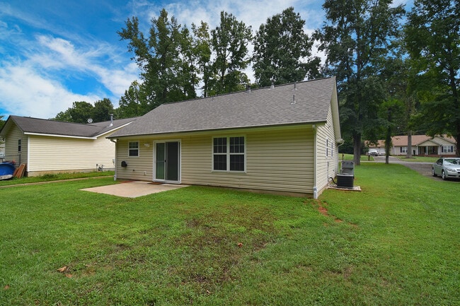 Patio trasero y patio - 6825 Sullins Rd