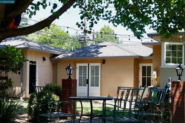 Building Photo - 2591 Walnut Blvd Unit ADU