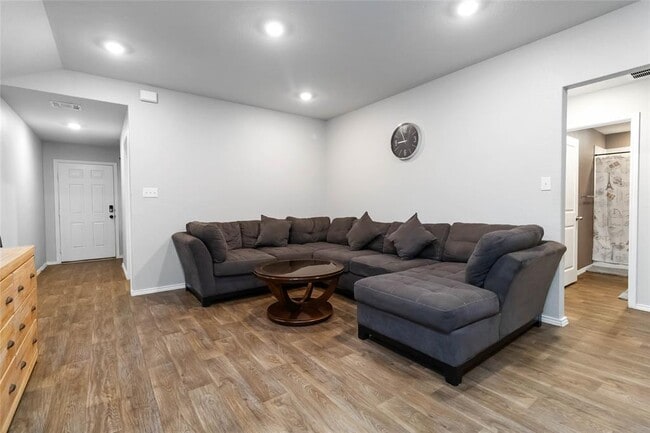 Photo - 2845 Wolfcreek