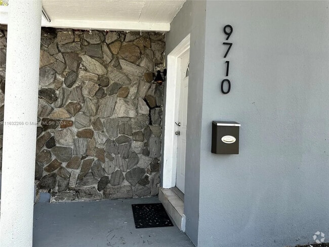 Building Photo - 9710 SW 161st St Unit 9710 Rental