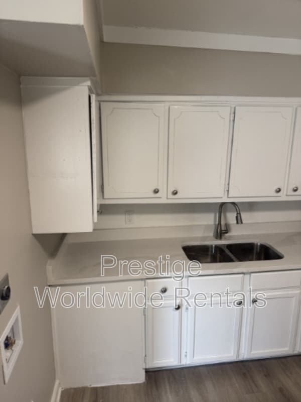 Photo - 1718 Knowles Rd