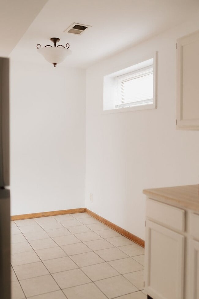 Photo - 533 Maple Square