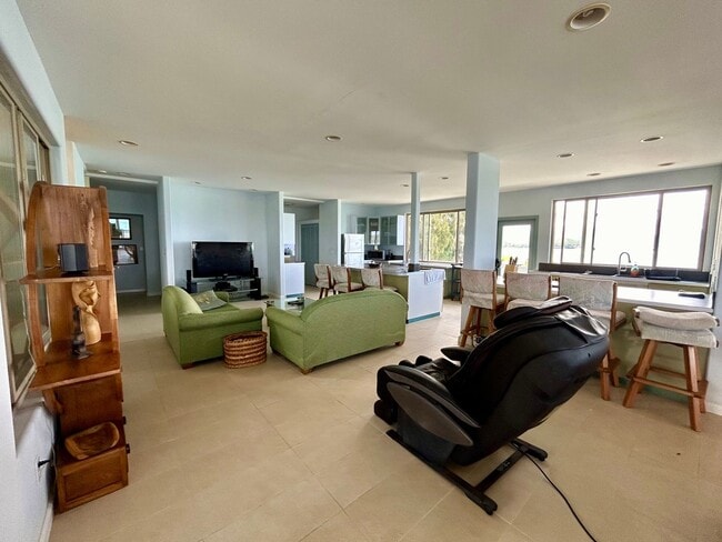 Photo - Hawaii living at its best.  Beautiful Kane...