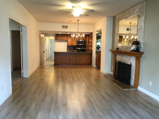 Building Photo - Los Caballeros #412 Unit 412