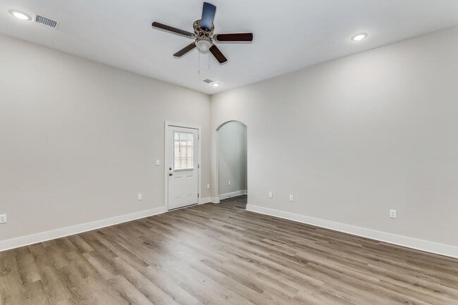 Photo - 3 Bedroom , 2 Bathroom Town Home with 2 Ca...