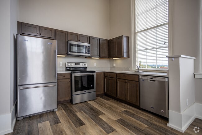 1 BR, 1 BA - 840SF