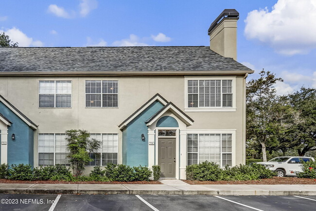 Building Photo - 13700 Richmond Park Dr N Unit 706