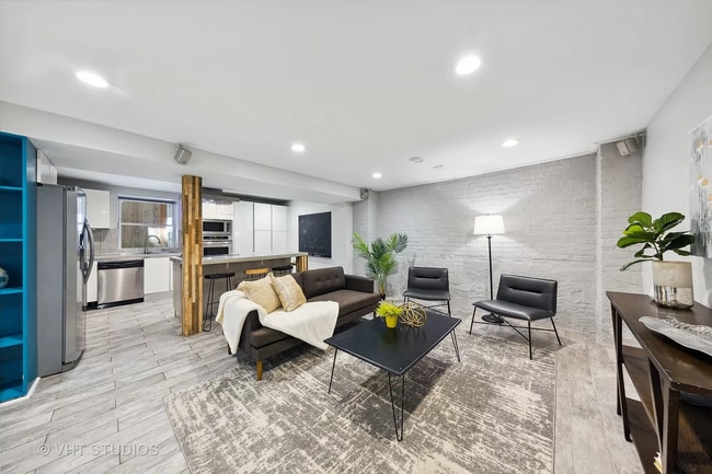 Building Photo - 7619 N Bosworth Ave Unit 1.5 Rental