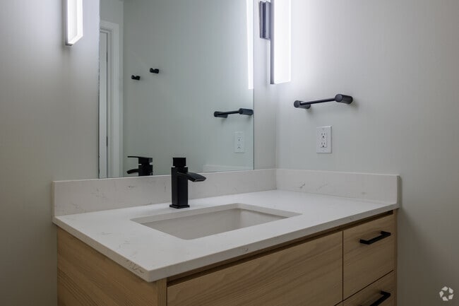 1BR, 1BA - 791SF - Bathroom - WYE Flats