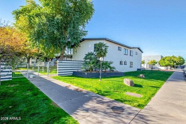 Building Photo - 721 E Montebello Ave