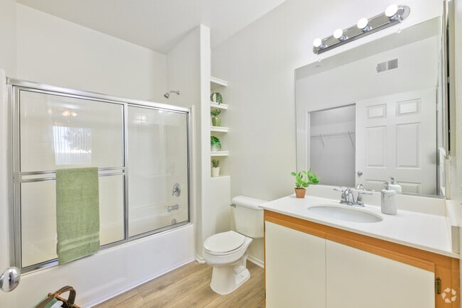 2BR, 2BA - 926SF - Primary Bathroom