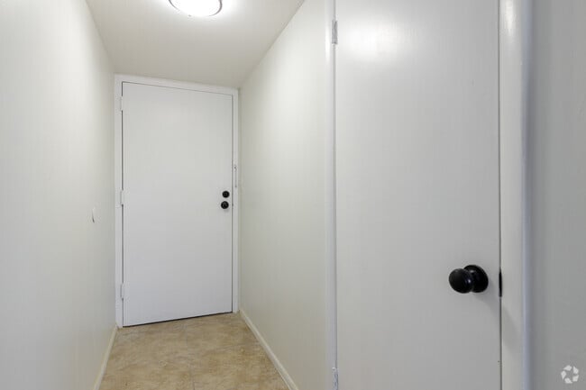 Studio, 1BA - 375SF - Entryway