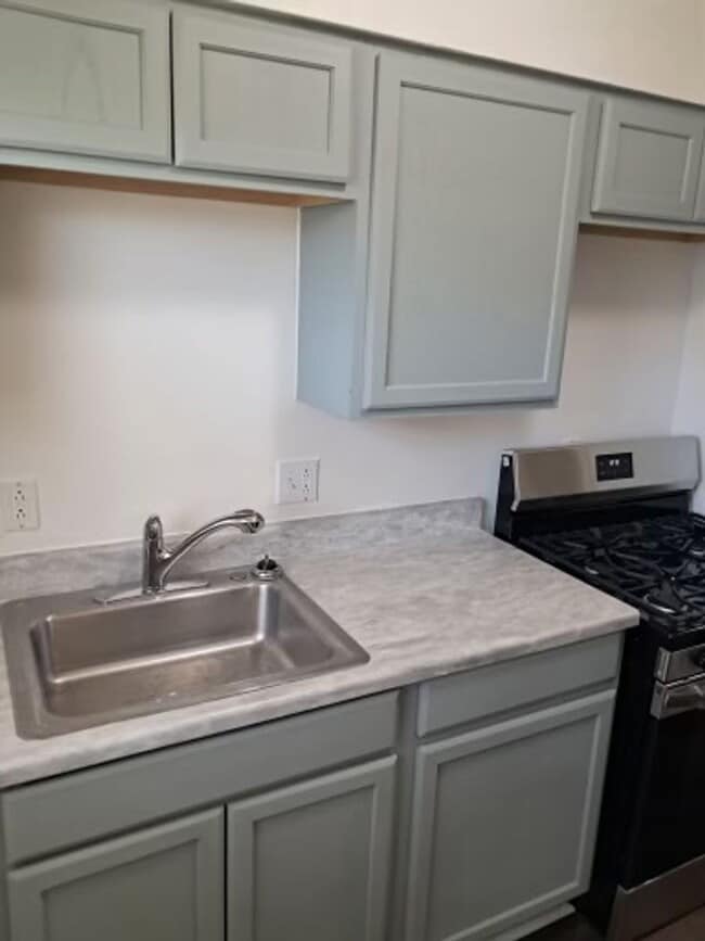 Building Photo - Spacious two bedroom located near Linwood